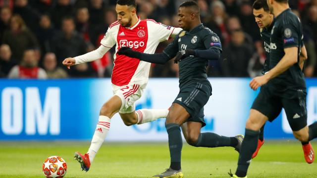 Vinicius Júnior pelea ante un rival del Ajax