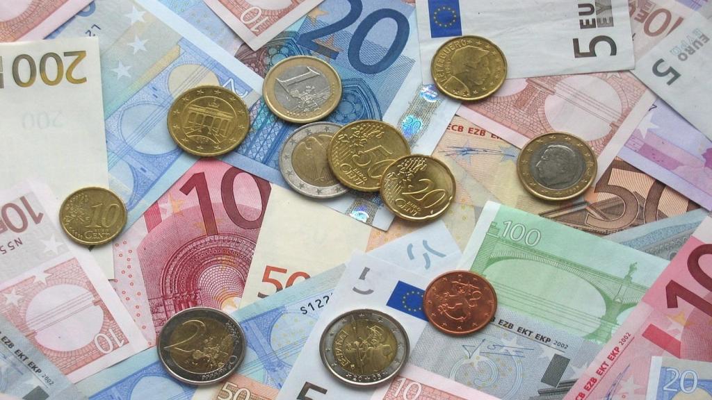 Monedas y billetes de euro de distintas denominaciones.