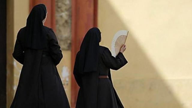 Dos monjas caminan por la calle.