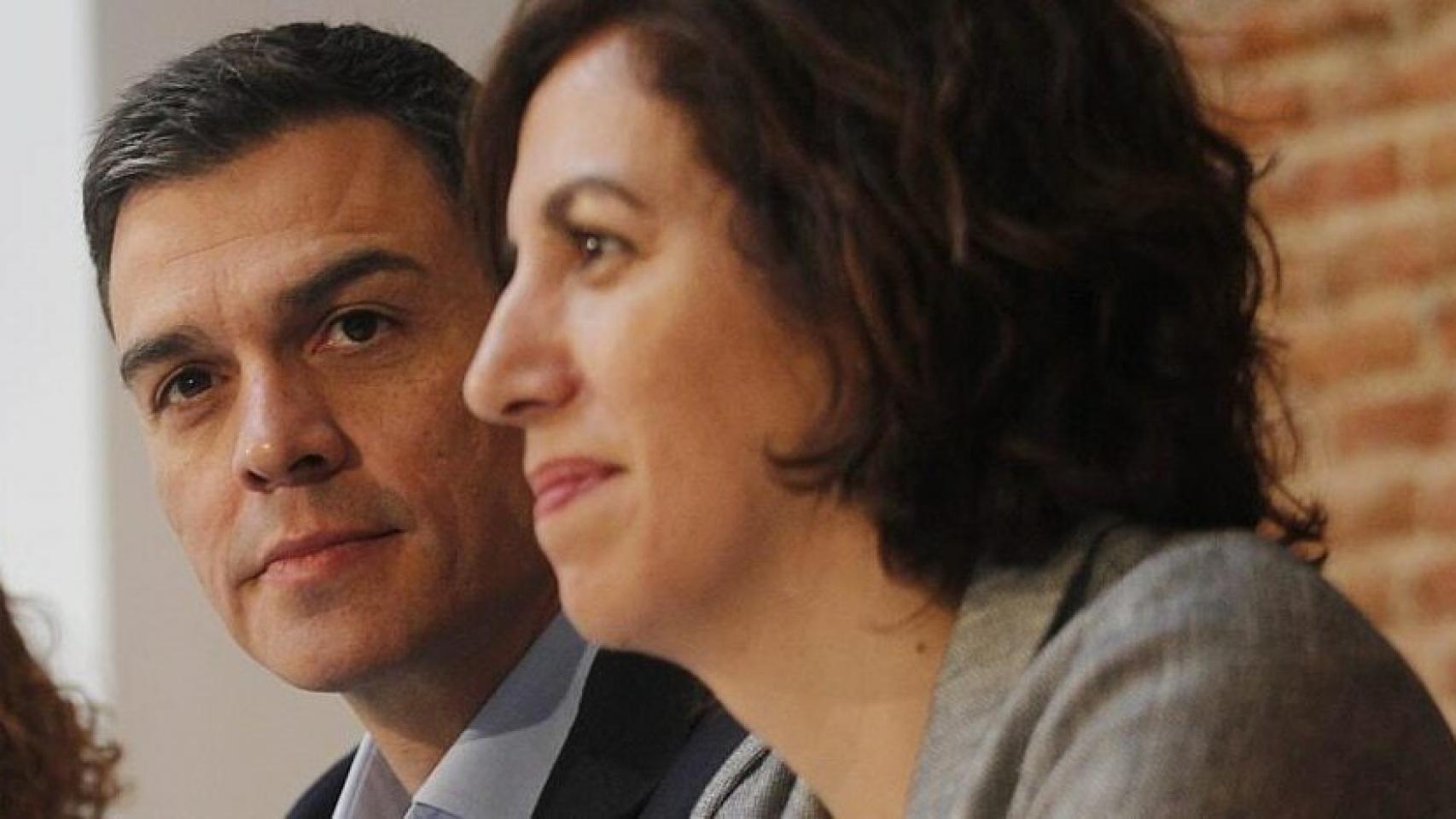 Pedro Sánchez junto a Irene Lozano.