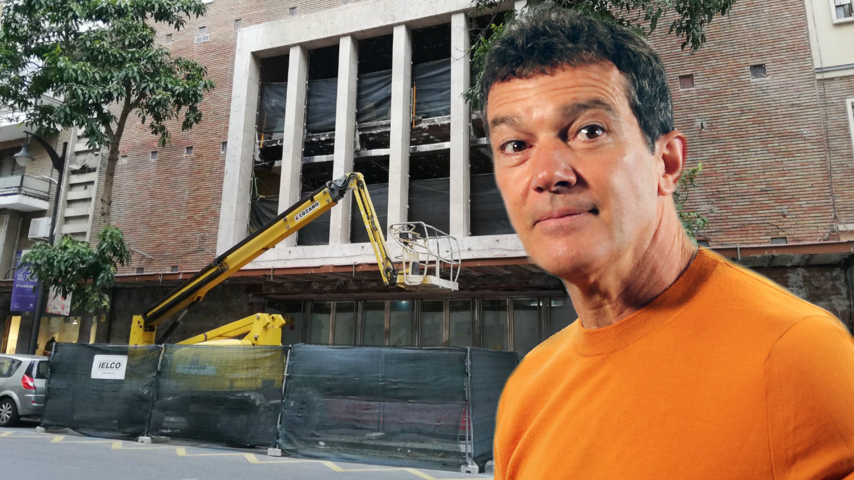 Montaje de Antonio Banderas con las obras de su teatro al fondo.