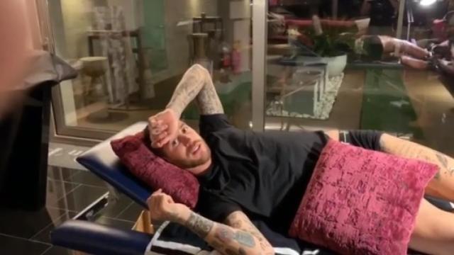 Sergio Ramos haciéndose un nuevo tatuaje. Foto: Instagram (@sergioramos)