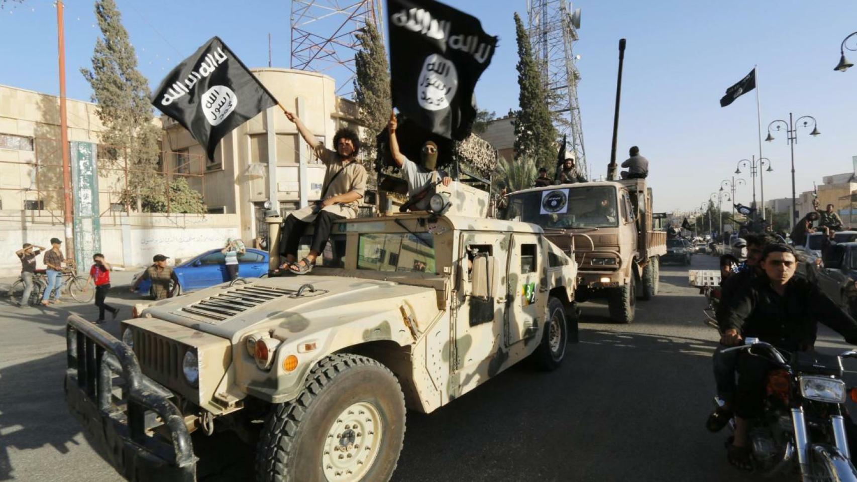 Combatientes del Estado Islámico durante un desfile por las calles de Raqqa en 2015.