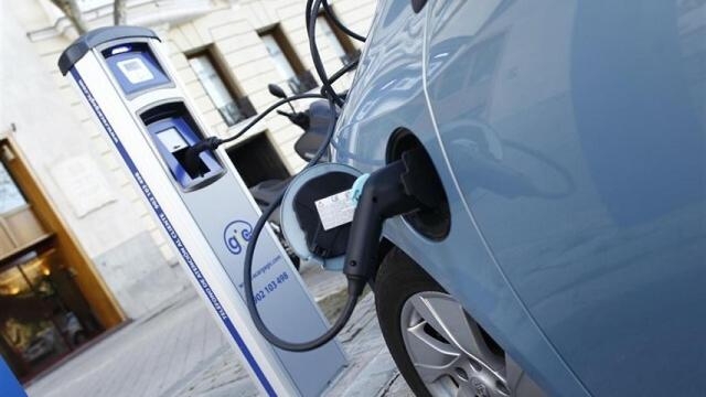 Coche eléctrico conectado a un punto de carga