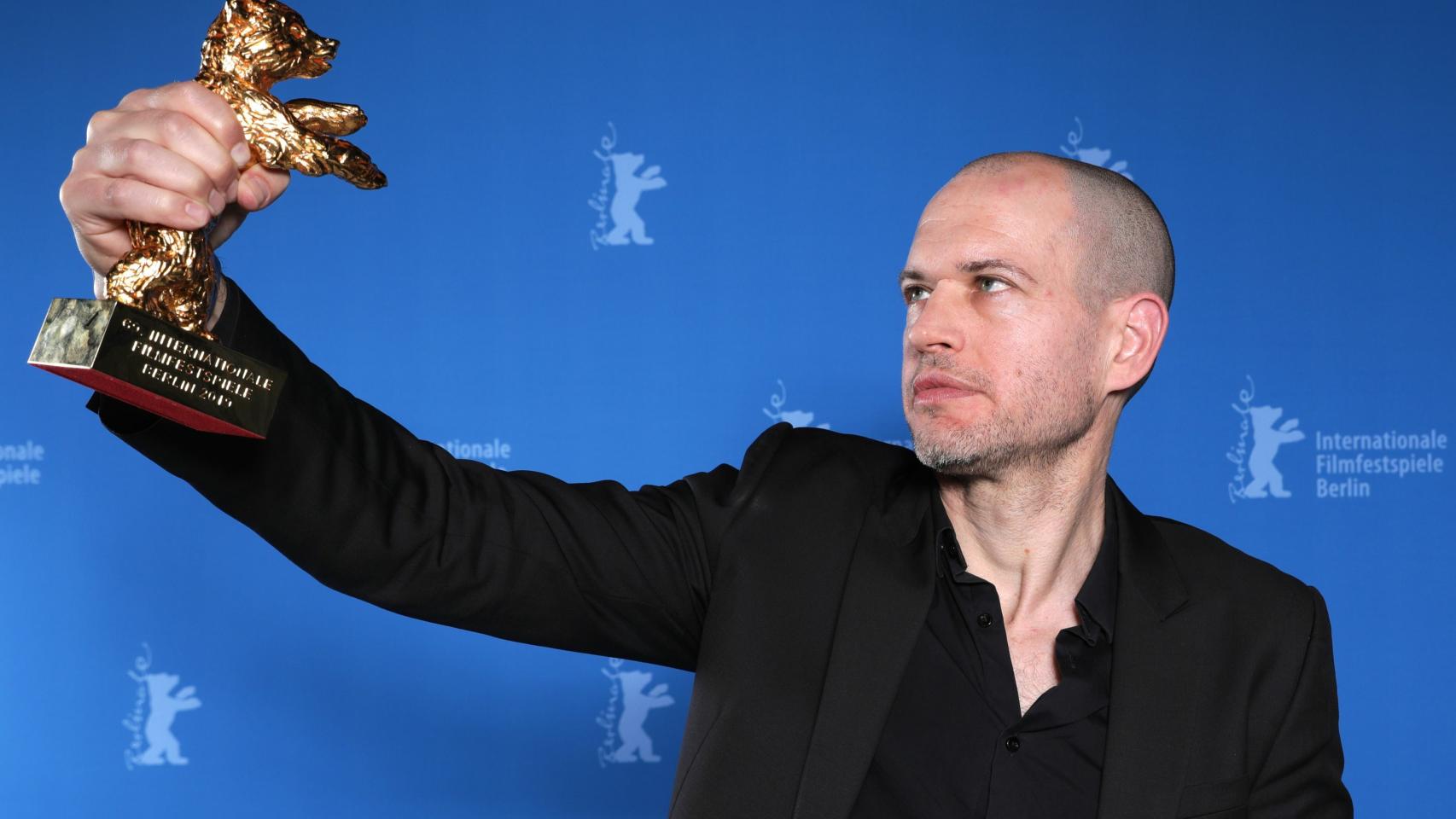 El director israelí Nadav Lapid, con el Oso de Oro de la Berlinale.