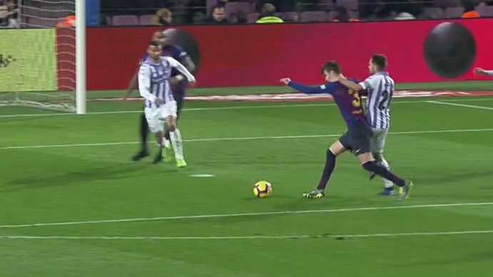 Dudoso penalti señalado al Barcelona: Piqué se deja caer ante Míchel