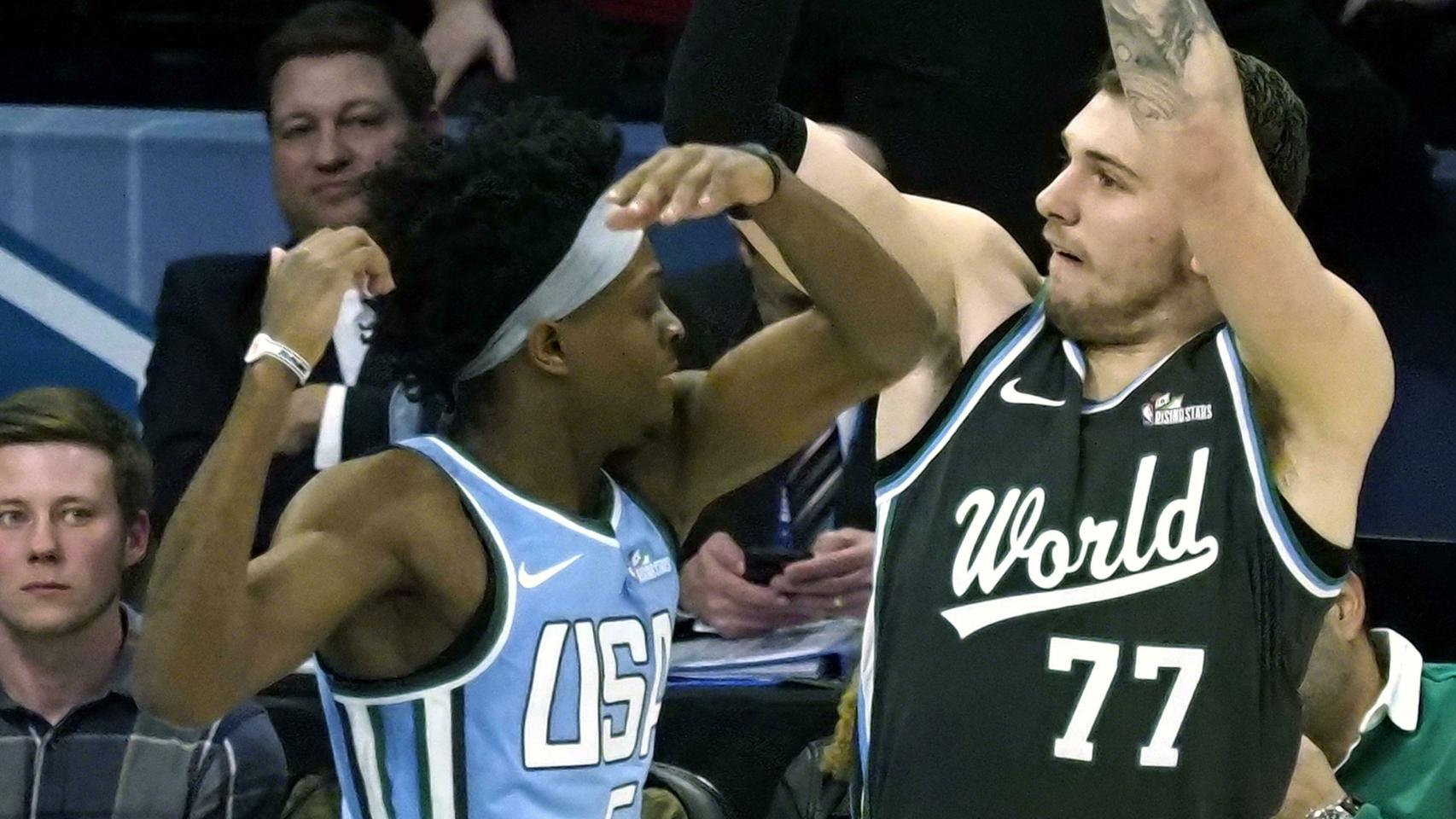 Luka Doncic lanza ante De'Aaron Fox en el partido de rookies del All Star