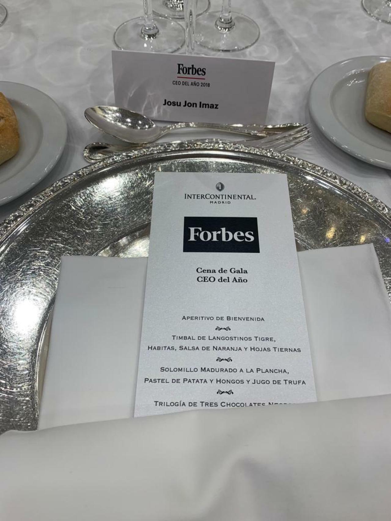 Pie de foto el menú de la entrega del Premio al mejor ceo forbes 2018 a Imaz