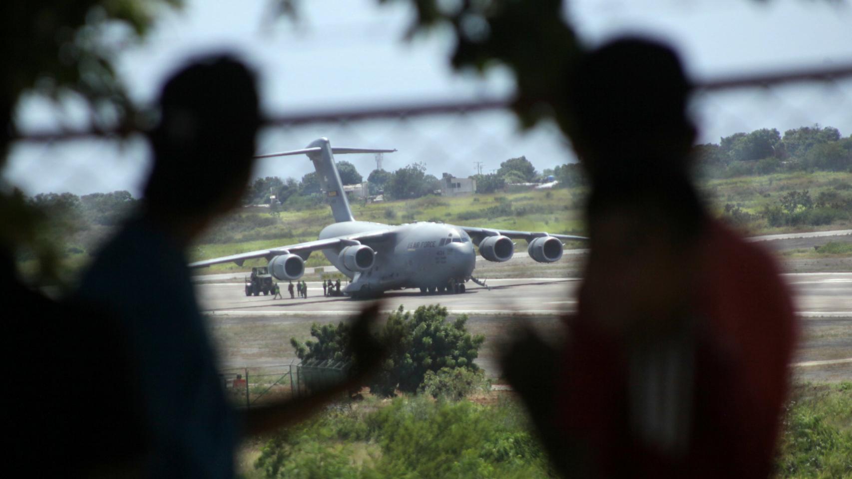 Un avión de la Fuerza Aérea de Estados Unidos aterriza en el aeropuerto Camilo Daza, en Cúcuta.