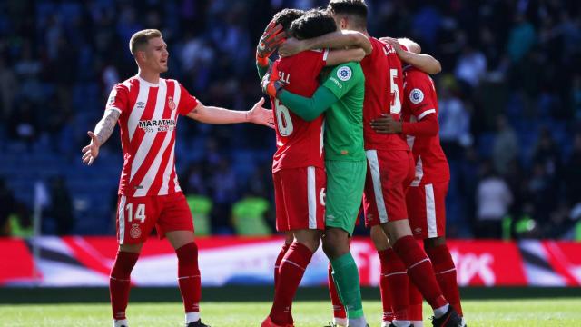Los jugadores del Girona celebran su victoria sobre el césped del Santiago Bernabéu