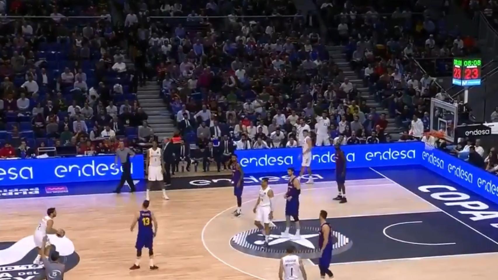 Campazzo lanzando a canasta