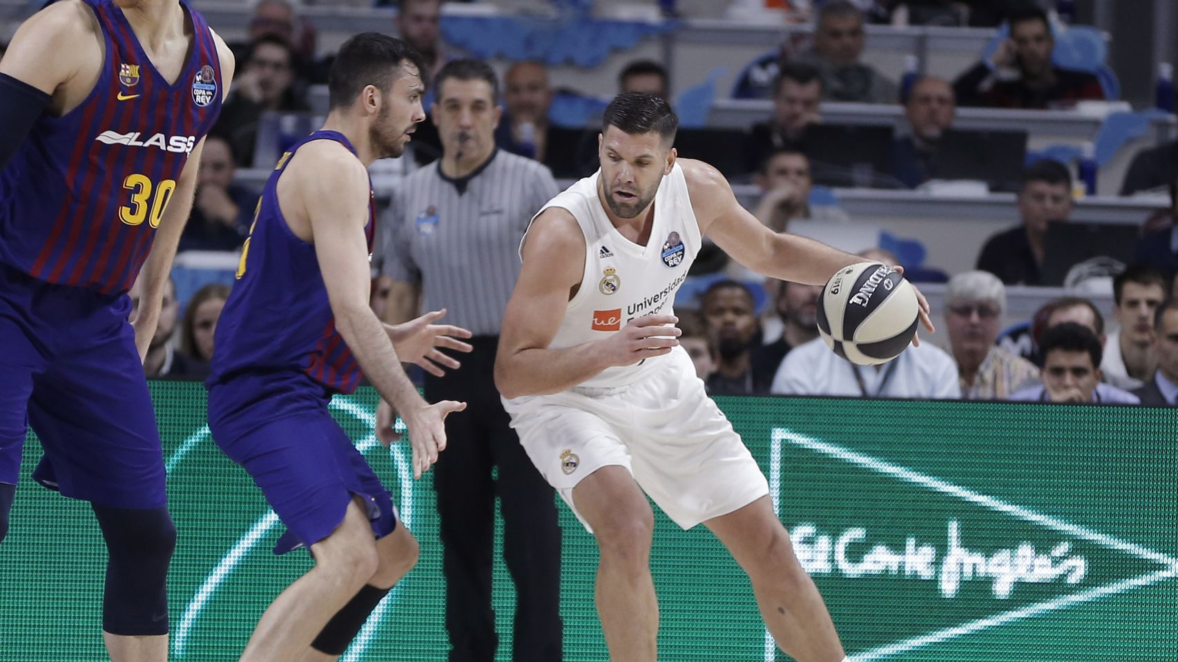 Felipe Reyes, defendido por Pierre Oriola