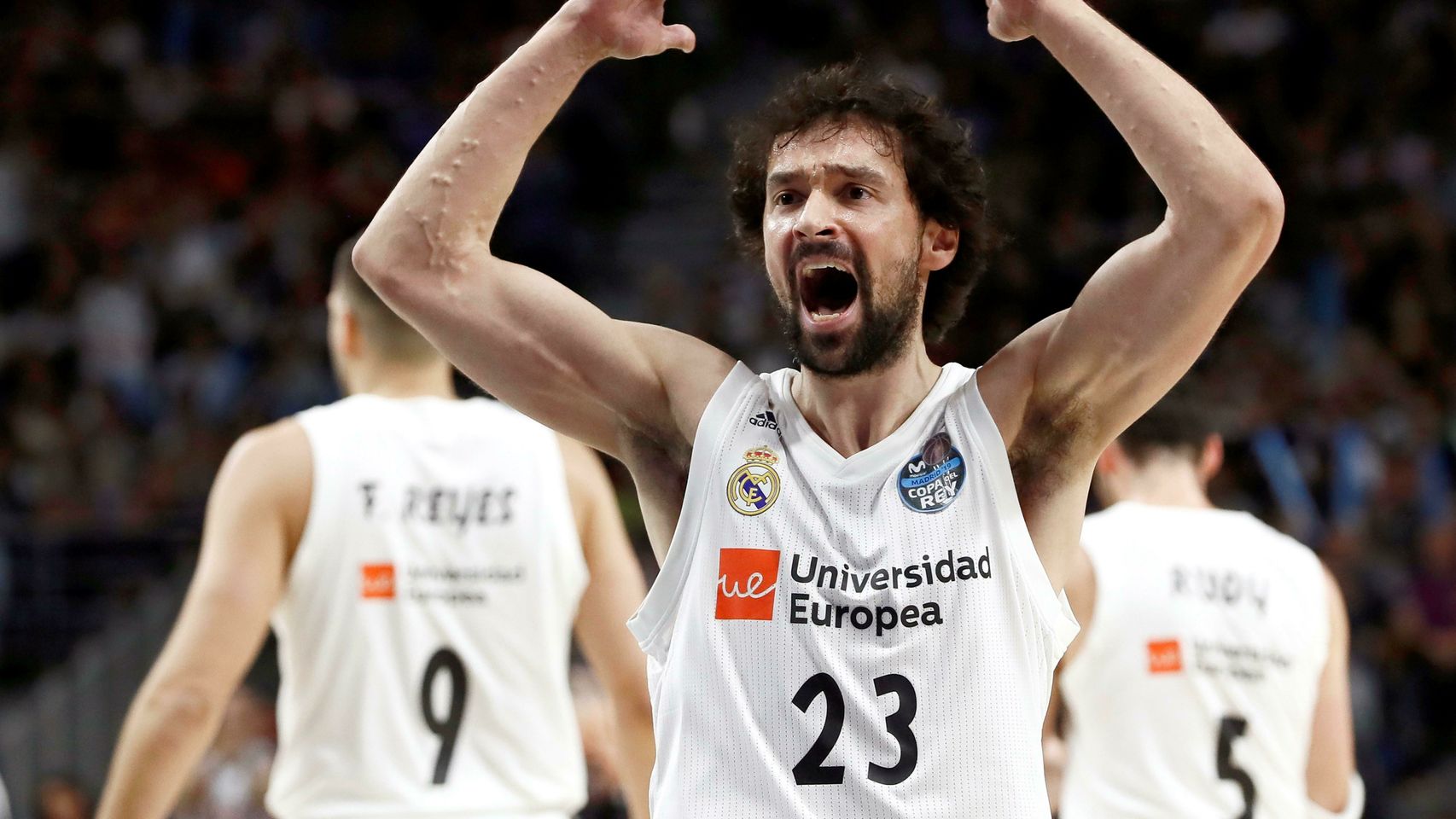 Sergio Llull anima al público durante la final de la Copa del Rey