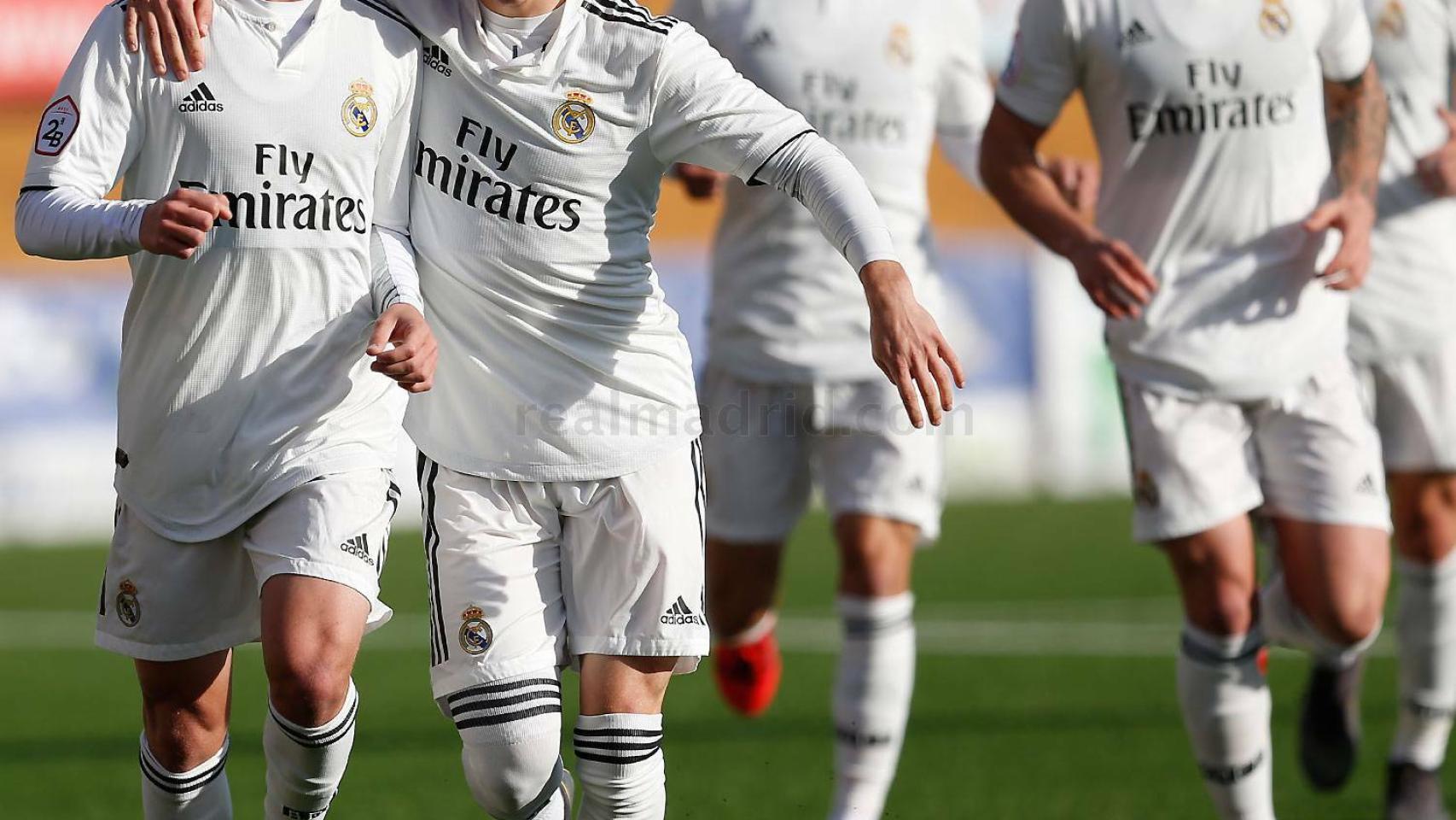 Fran García abraza a Alberto tras un gol del Castilla