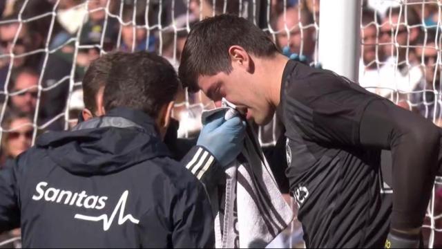 Courtois recibe un balonazo en la cara