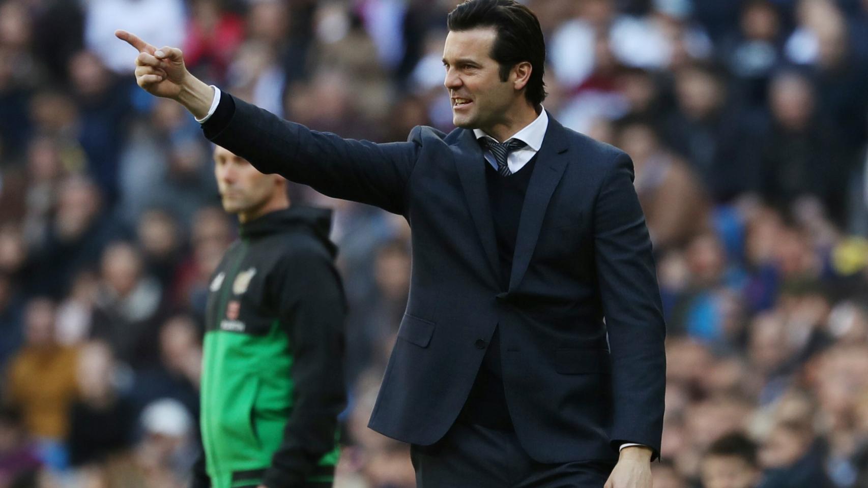 Santi Solari, dando órdenes a los jugadores del Real Madrid desde la banda