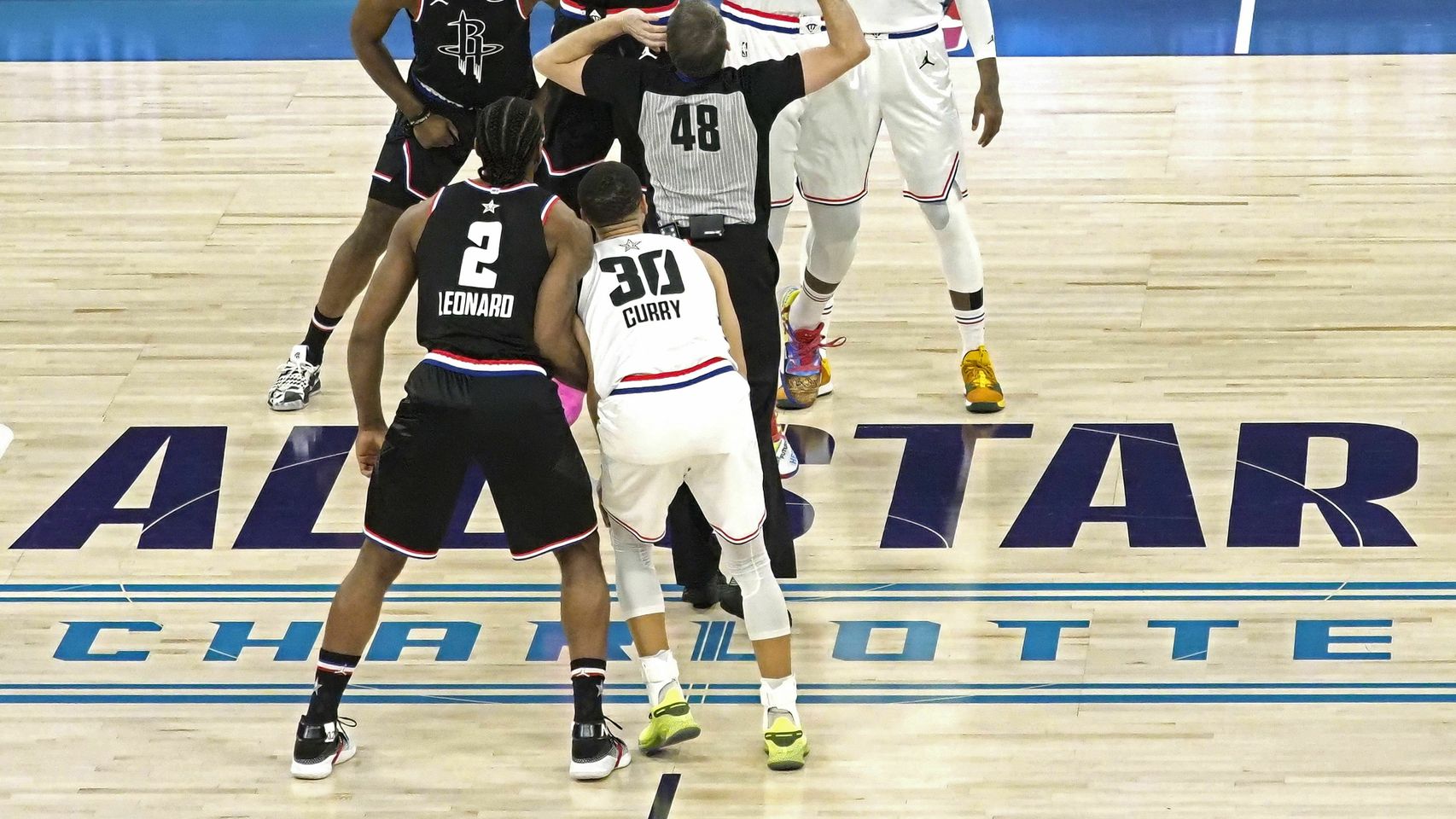 Durant y Embiid en el salto inicial del All Star