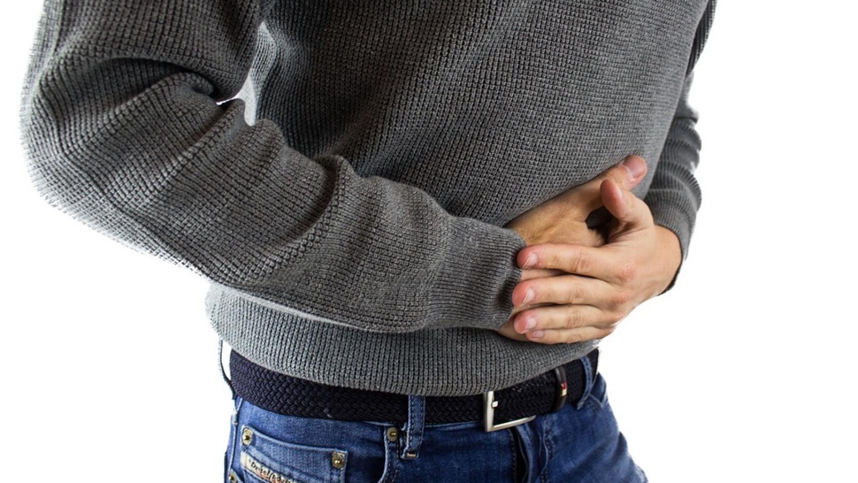Un joven con dolor abdominal por no seguir una buena alimentación