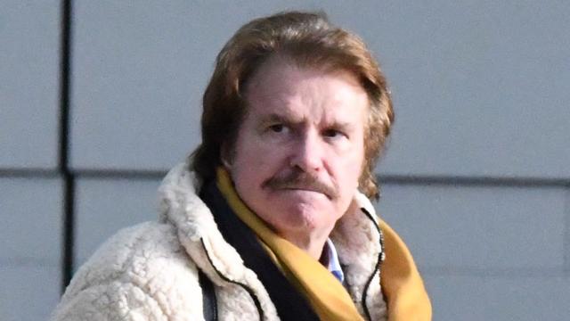 Bigote Arrocet  se encuentra en una guerra abierta con su hijo Alexis.