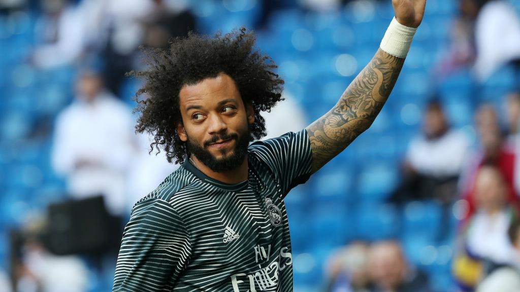 Marcelo calienta sobre el césped del Santiago Bernabéu