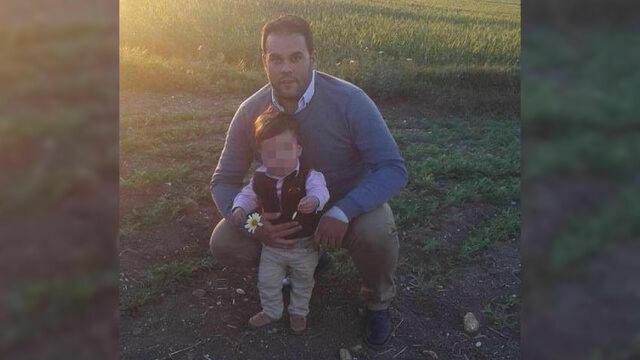 José Antonio, de profesión vigilante de seguridad, en una fotografía con su hijo fallecido.