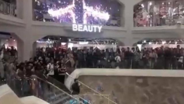 La inesperada petición de mano en Primark que ha dividido a Twitter