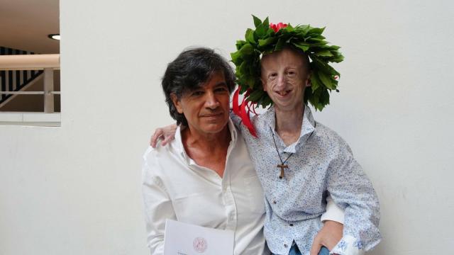 Sammy Basso, el día de su graduación, junto a su profesor, Carlos López-Otín.