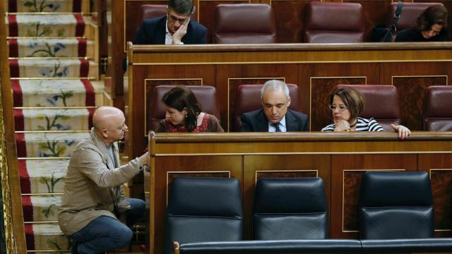 Odón Elorza conversa con Adriana Lastra durante el pleno del Congreso.