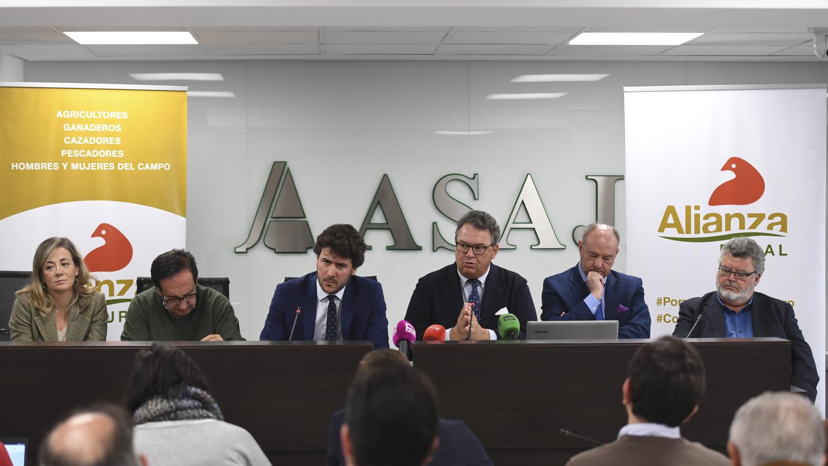 Carlos Núñez, en el medio, junto al resto de fundadores de Alianza Rural