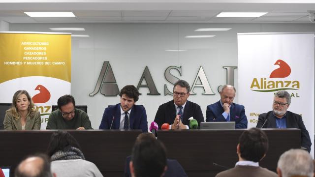 Carlos Núñez, en el medio, junto al resto de fundadores de Alianza Rural