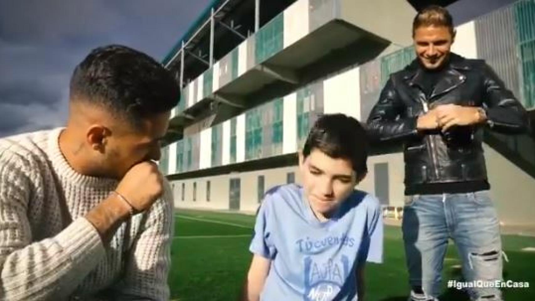 Joaquín y Sergio León visitan a un niño de la asociación Nupa