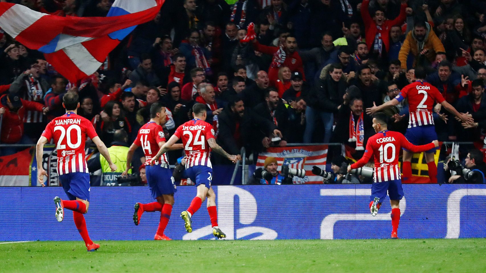Los jugadores del Atlético celebran uno de los goles