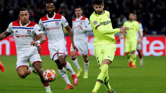 Gerard Piqué chuta en el Olympique Lyon - Barcelona de Champions League