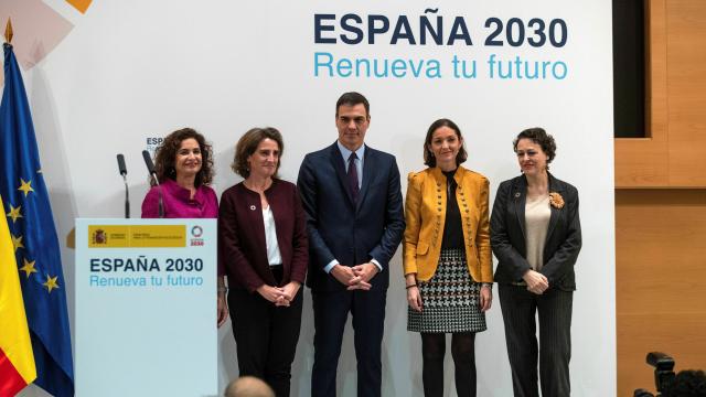 El presidente del Gobierno, Pedro Sánchez, posa junto a las ministras ; para la Transición Ecológica, Teresa Ribera (2i), de Hacienda, María Jesús Montero (i), de Industria, Comercio y Turismo, Reyes Maroto (2d), de Trabajo, Migraciones y Seguridad Social, Magdalena Valerio (d), durante la presentación del paquete de energía y clima.