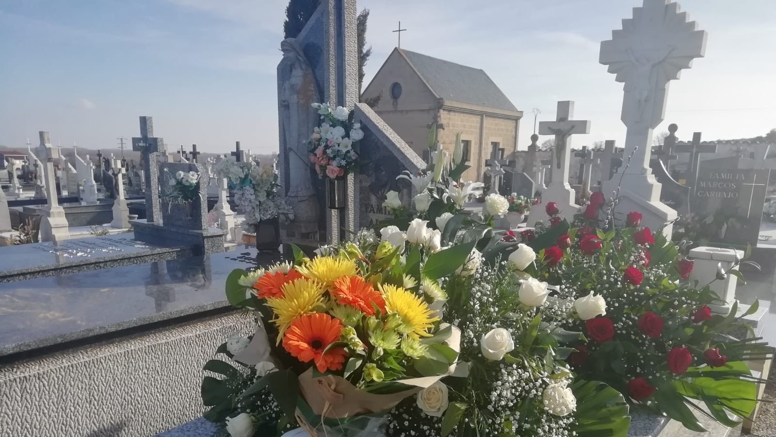 Coronas de flores sobre la tumba familiar de los Fernandez Calvo, donde ha sido enterrada María Jesús.