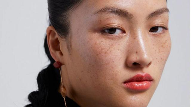 La modelo Jing Wen en una de las imágenes promocionales de la firma