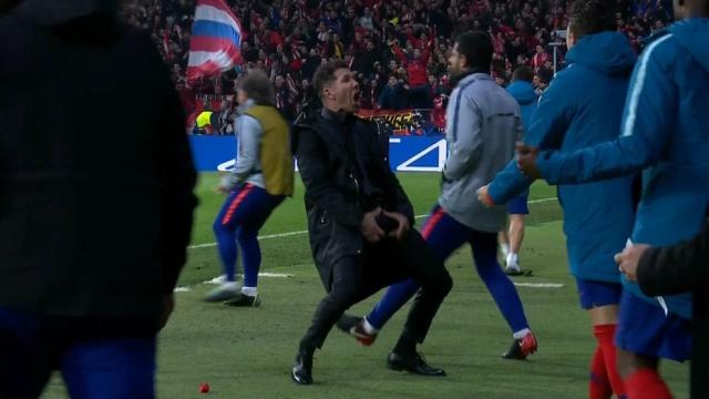 Simeone celebrando el gol de Giménez agarrándose el paquete.