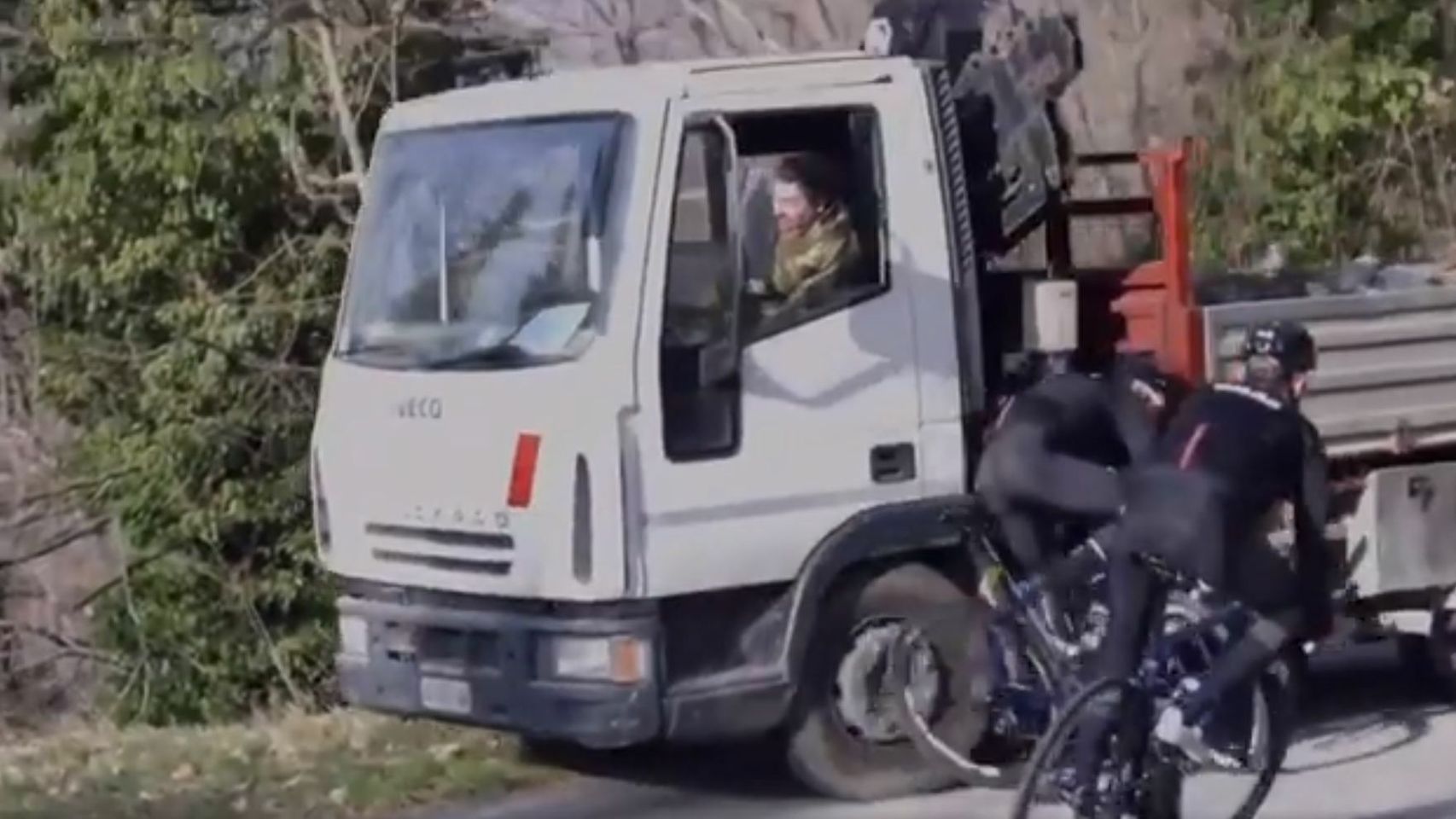 Un ciclista cuelga en redes su brutal accidente para promover el uso del casco