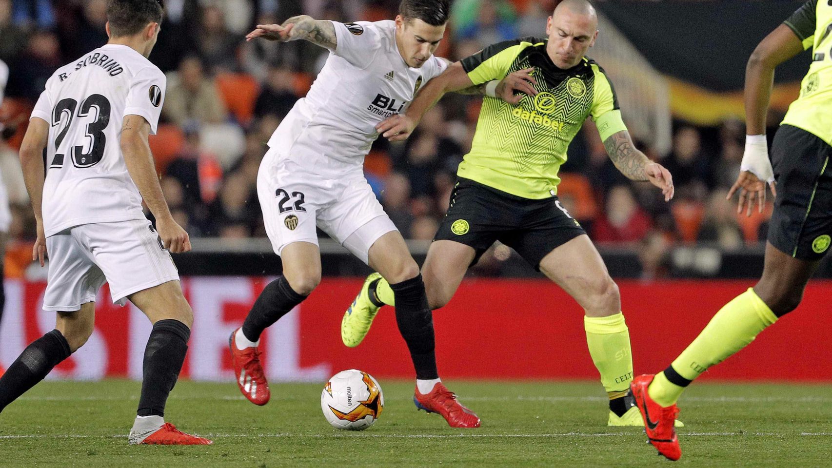 Santi Mina disputa un balón con Scott Brown en el Valencia - Celtic de Europa League