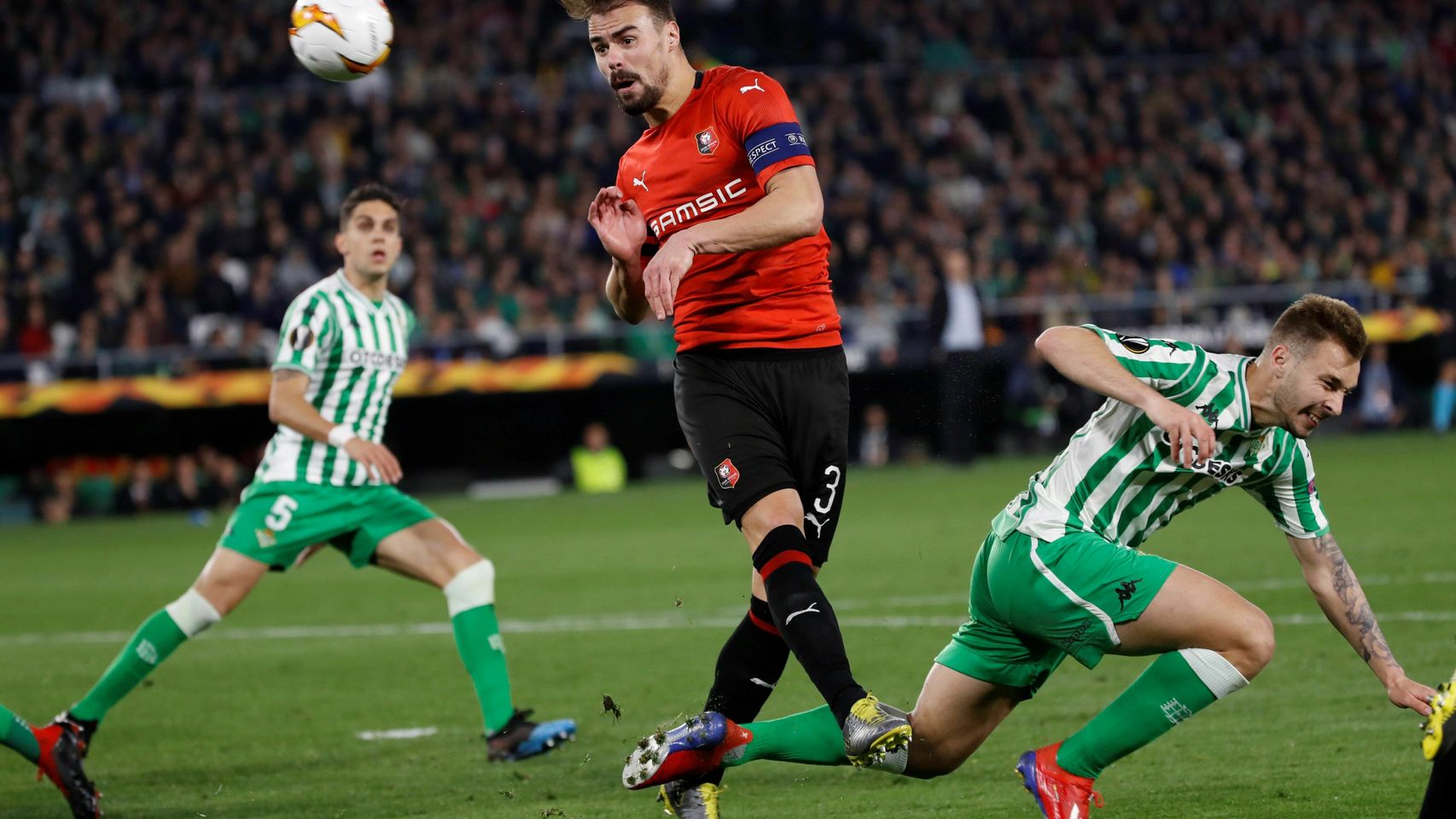 El delantero del Real Betis Loren Morón tras rematar de cabeza