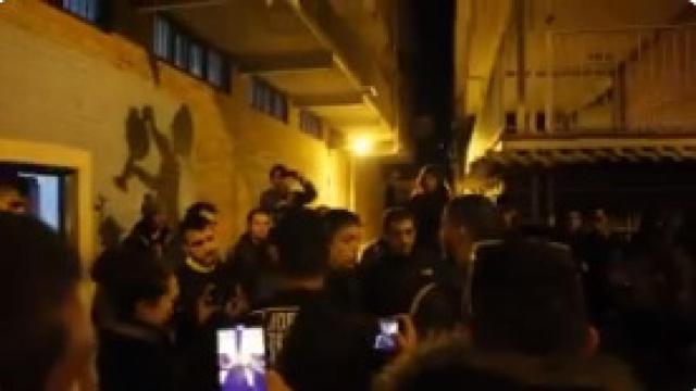 Fotograma de Íñigo Errejón discutiendo con un joven del 'Frente Obrero'