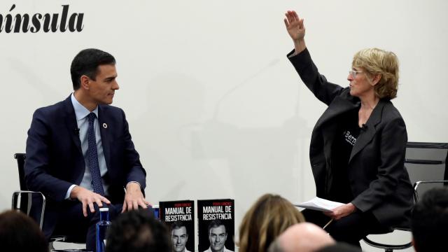 Pedro Sánchez y Mercedes Milá en la presentación de 'Manual de resistencia'.