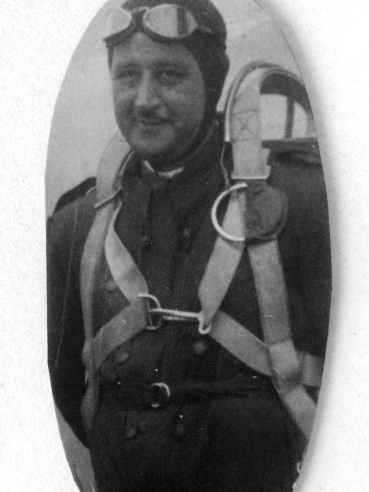 El comandante De la Puente, con equipo de piloto militar.