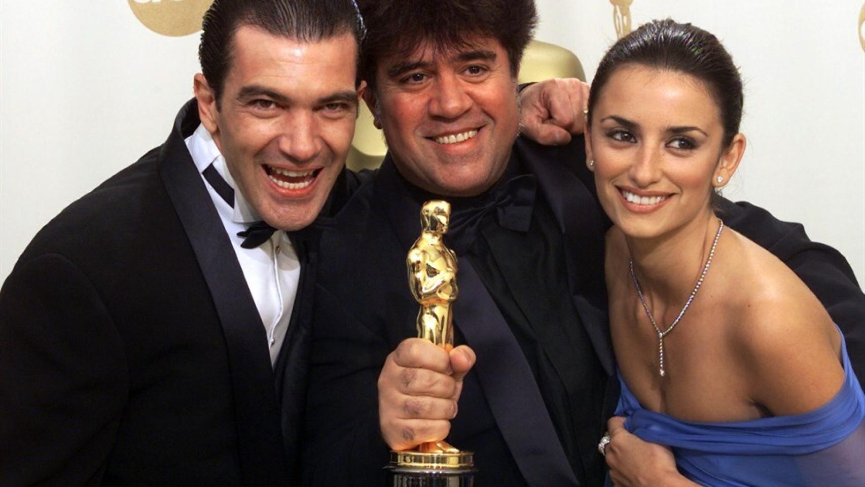 Almodóvar con su primer Oscar.