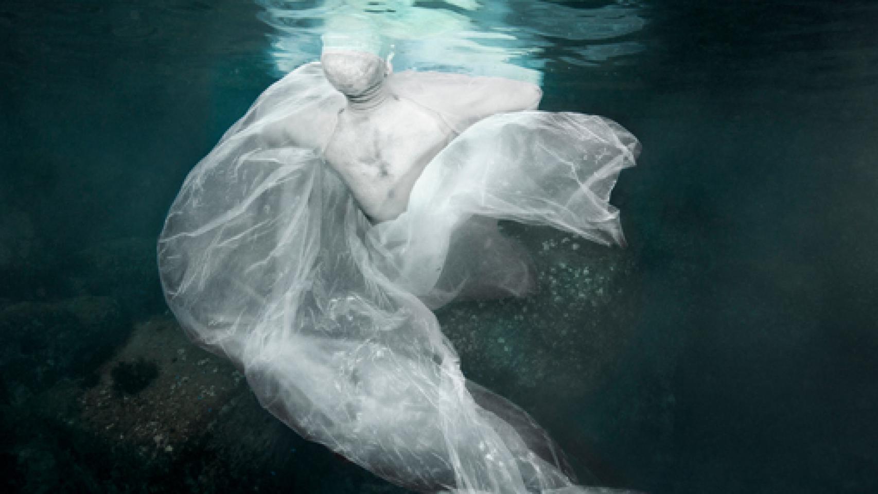 Image: Isabel Muñoz baila en el mar de Japón