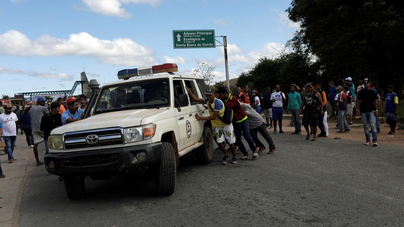Una ambulancia transporta a heridos tras el tiroteo próximo a la frontera.