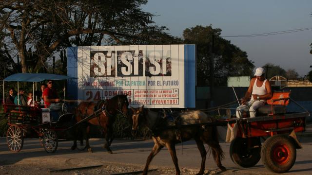 Cartel del referéndum en una calle de Las Tunas, Cuba