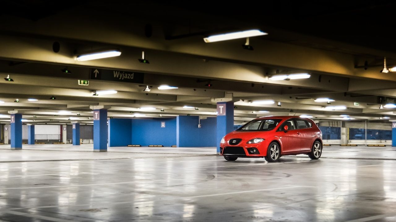 Imagen de un parking vacío.