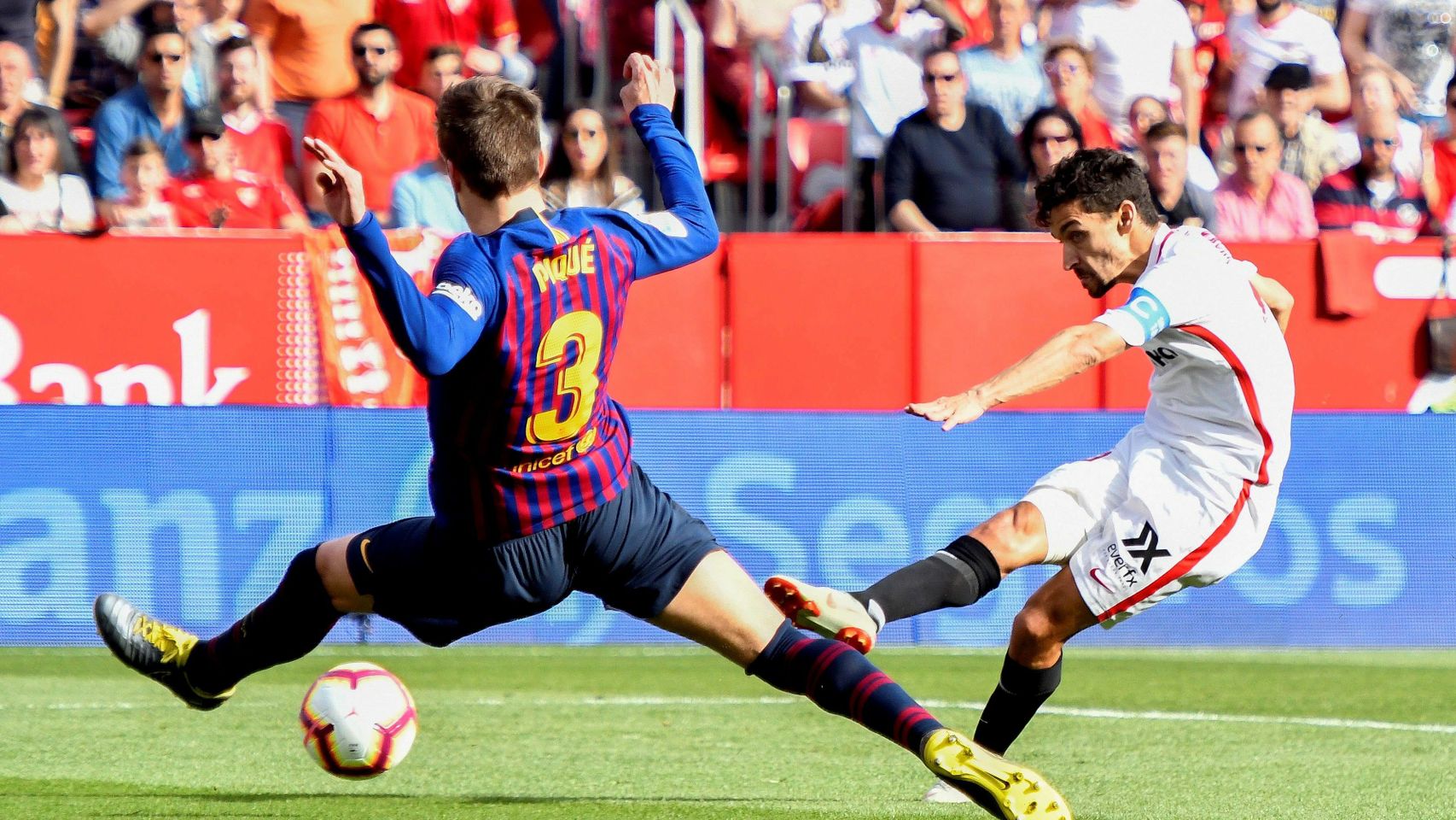 Jesús Navas dispara a puerta ante Piqué en el Sevilla - Barcelona de La Liga