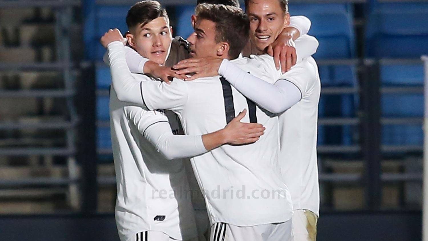 Los jugadores del Castilla se abrazan para celebrar uno de los goles ante el Valladolid B
